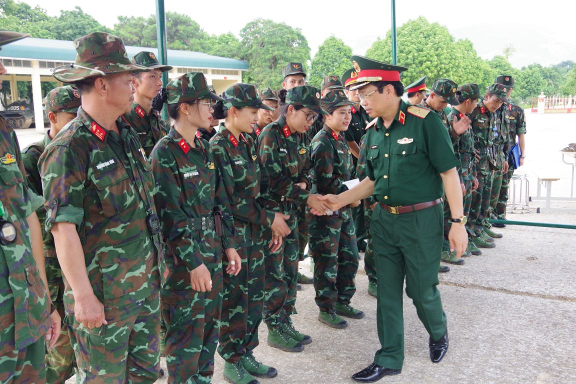 Thiếu tướng Nguyễn Đức Dinh kiểm tra, động viên đội tuyển tham gia Hội thao bắn súng quân dụng toàn quân năm 2024