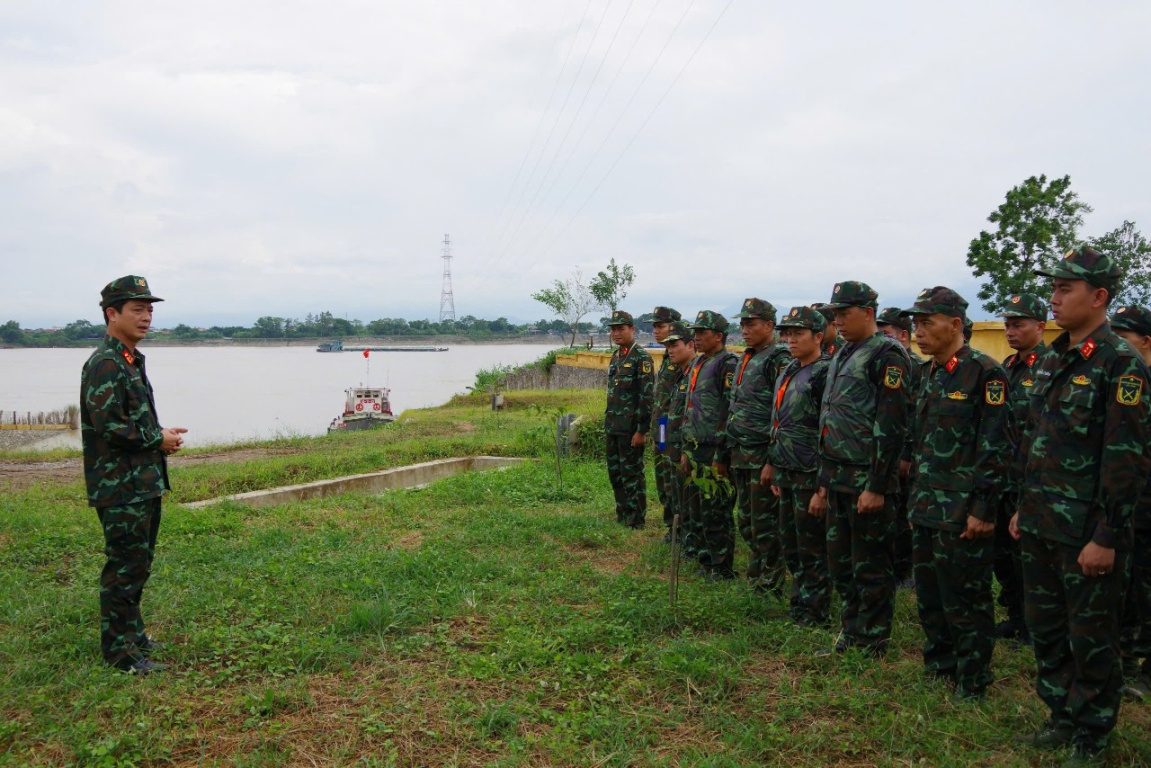Kiểm tra huấn luyện chuyển trạng thái sẵn sàng chiến đấu và thực hành vận chuyển hàng hoá đường thuỷ tại Tiểu đoàn Vận tải 987