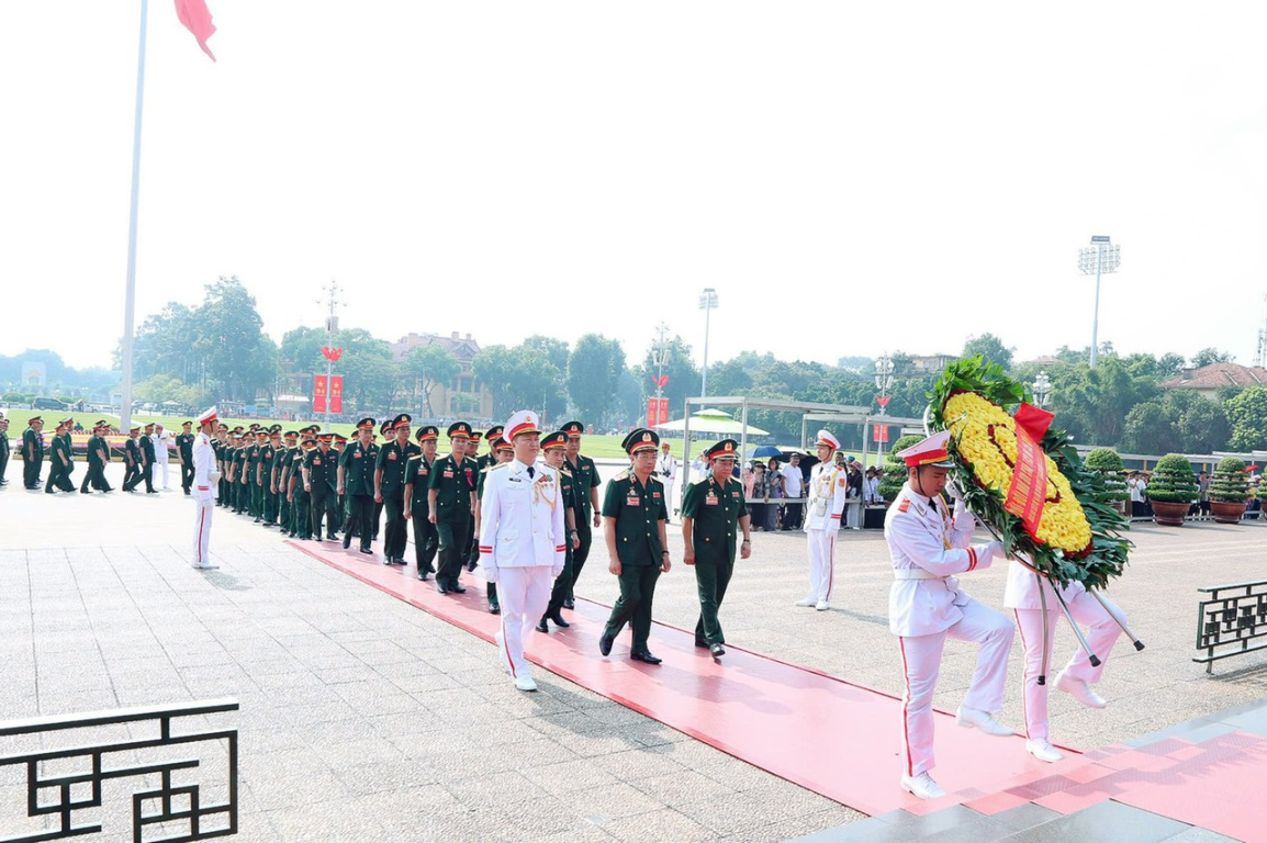 Binh chủng Tăng thiết giáp báo công dâng Bác