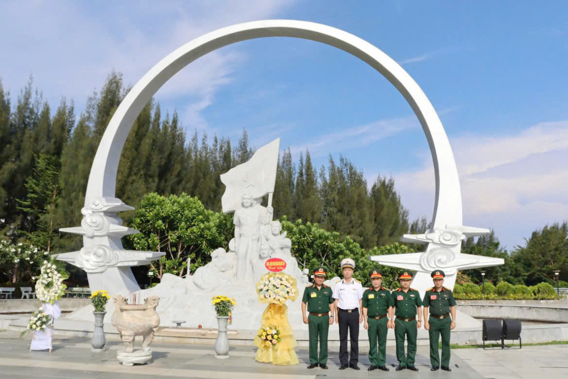 Đoàn công tác Binh chủng Tăng thiết giáp tri ân các Anh hùng, liệt sĩ Gạc Ma