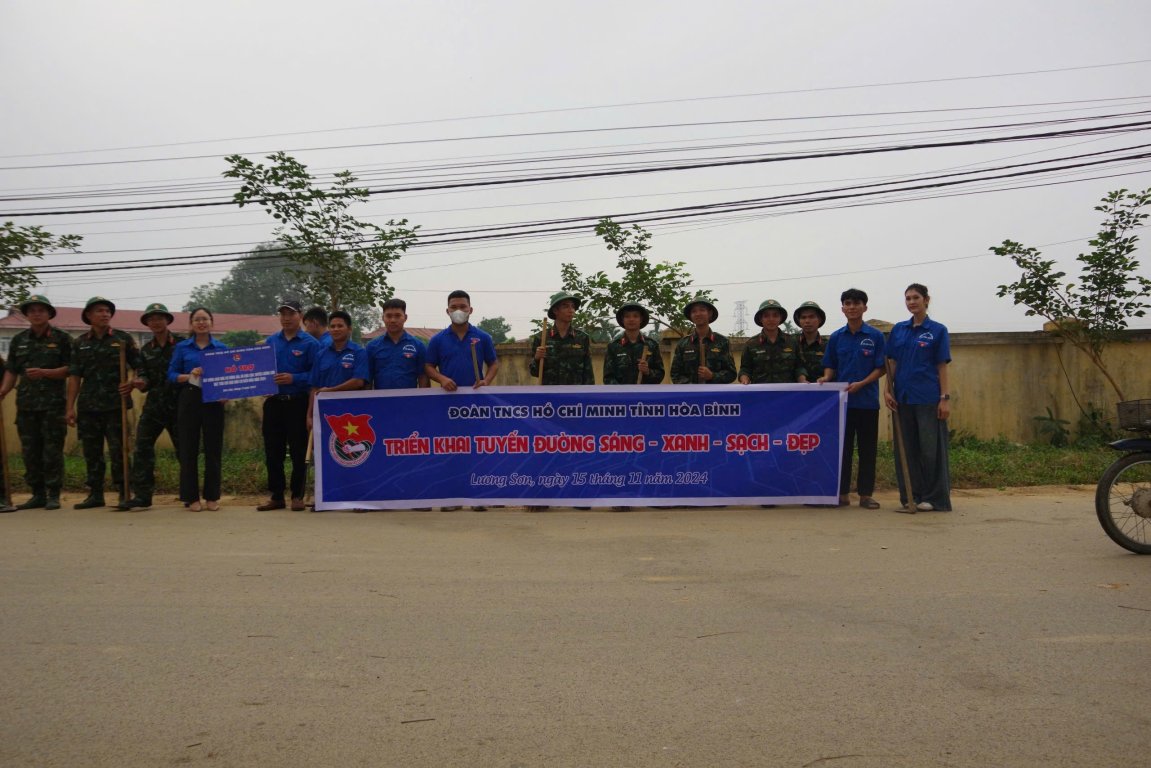 Lữ đoàn xe tăng 201 làm công tác dân vận trong diễn tập vòng tổng hợp