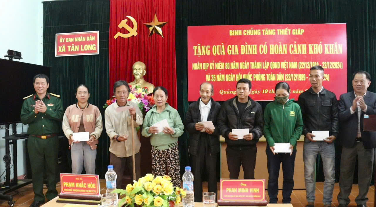 Bàn giao 03 Nhà Đại đoàn kết, tặng quà cho các gia đình có hoàn cảnh khó khăn tại Hướng Hóa, Quảng Trị