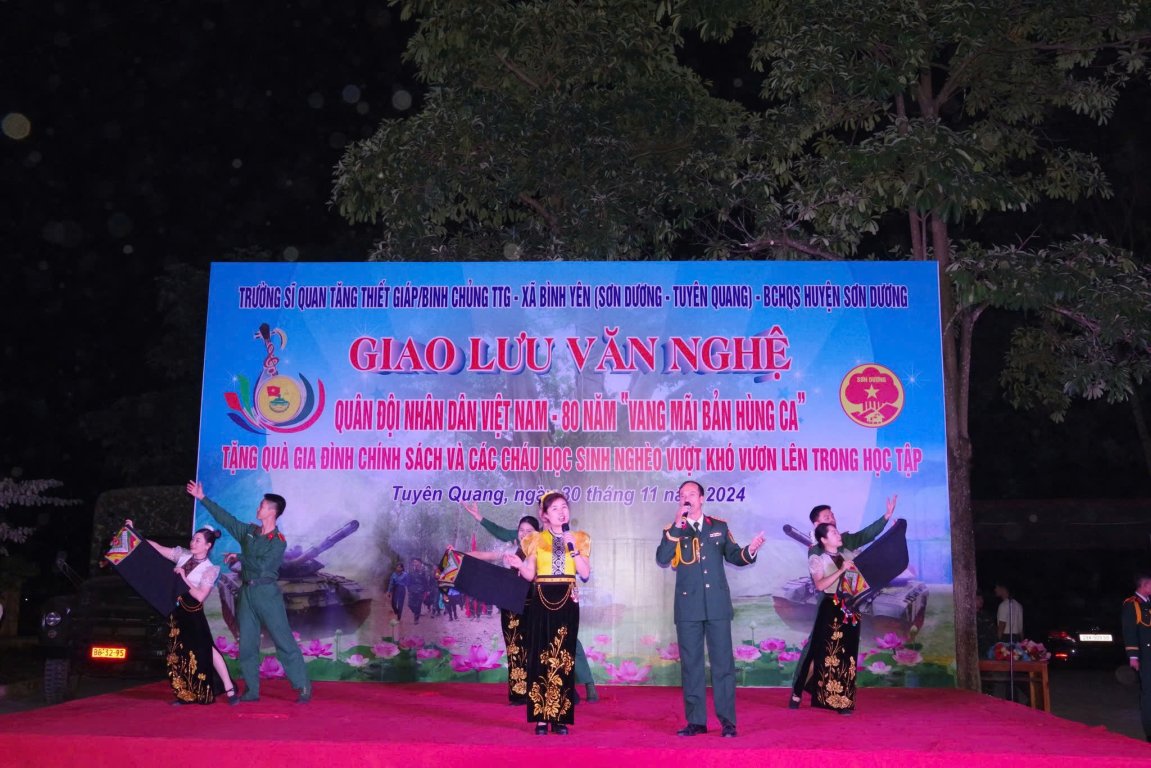 “Quân đội nhân dân Việt Nam - 80 năm vang mãi bản hùng ca” thấm đậm “Nghĩa tình quân dân” trong diễn tập cho Học viên khóa 46 Trường Sĩ quan Tăng thiết giáp