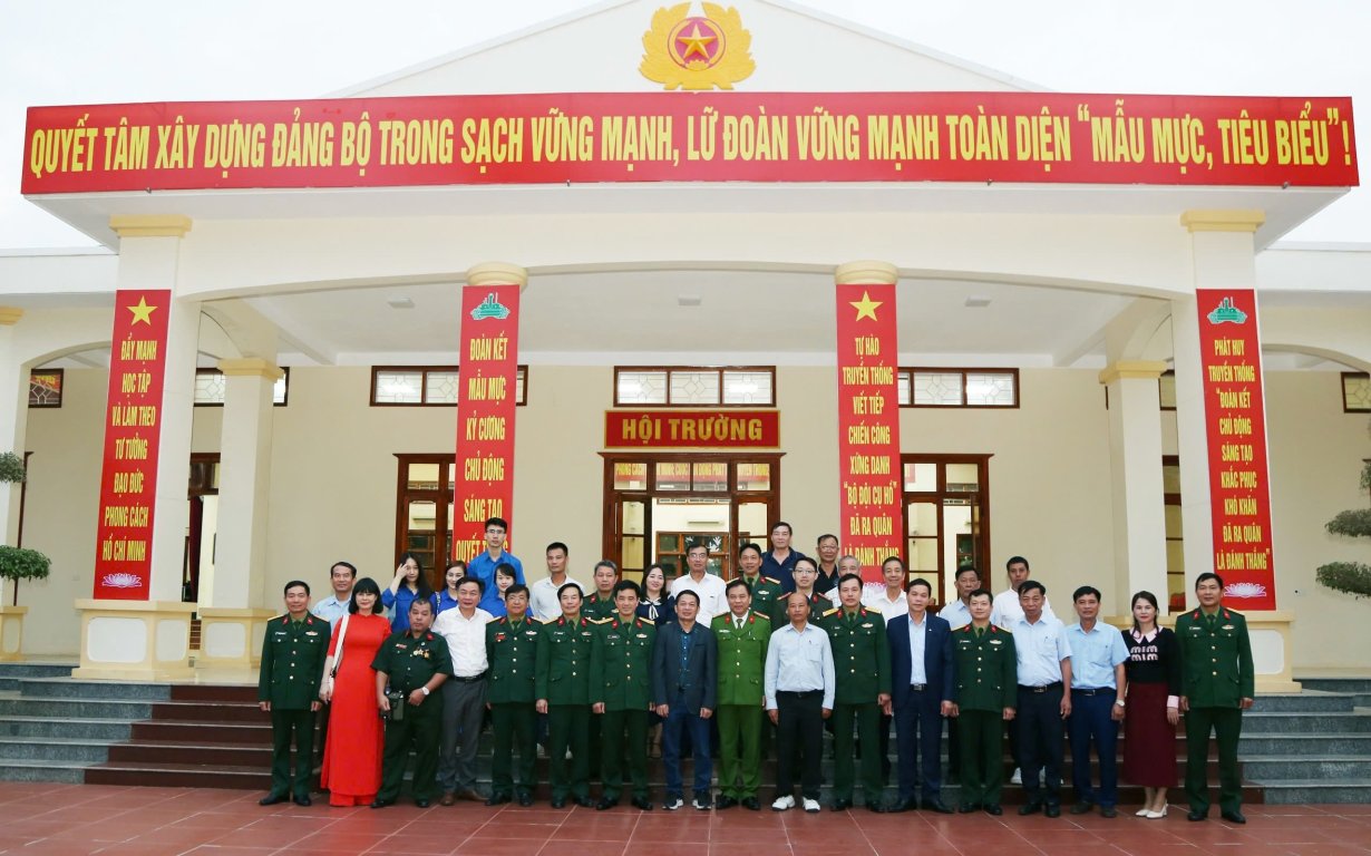 Lữ đoàn xe tăng 215 và Tạp chí Cộng sản giao lưu VHVN, TDTT, tặng quà đối tượng chính sách nhân kỷ niệm 80 năm ngày thành lập QĐND Việt Nam