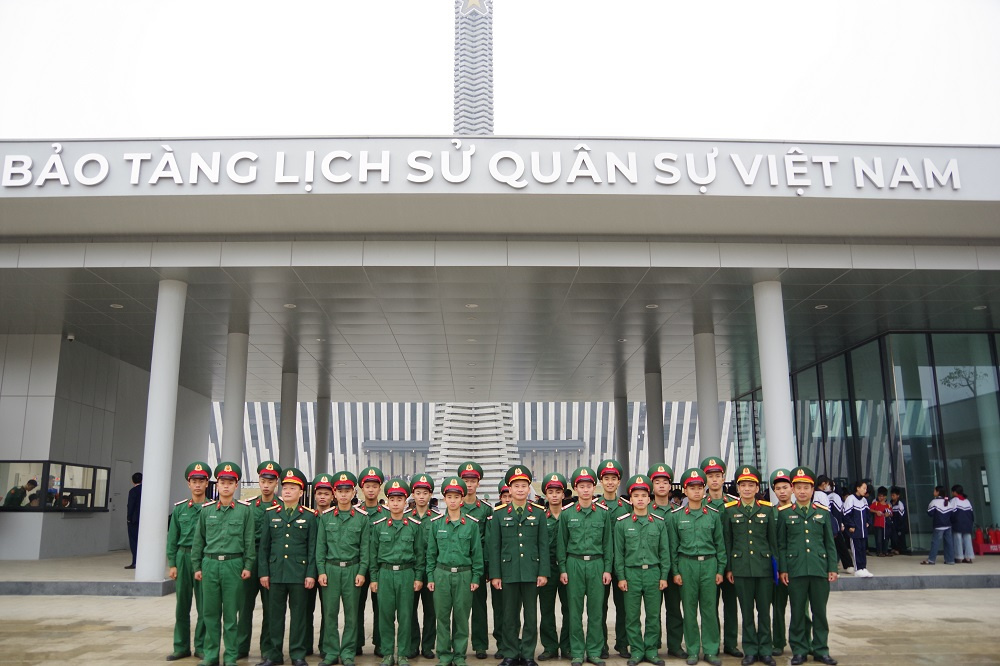 Cán bộ, chiến sĩ Lữ đoàn TTG 202, Binh chủng TTG  tham quan Bảo tàng lịch sử Quân sự Việt Nam