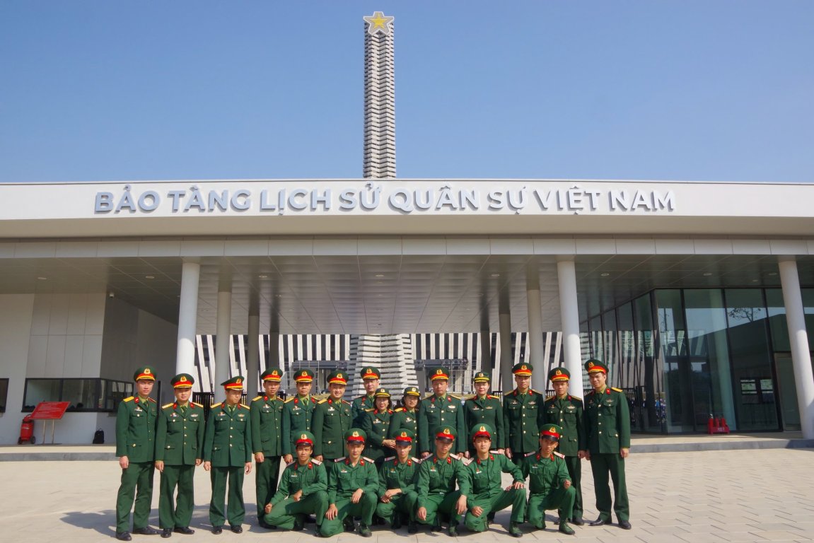 Tiểu đoàn vận tải 987 tham quan, giáo dục truyền thống tại Bảo tàng Lịch sử quân sự Việt Nam