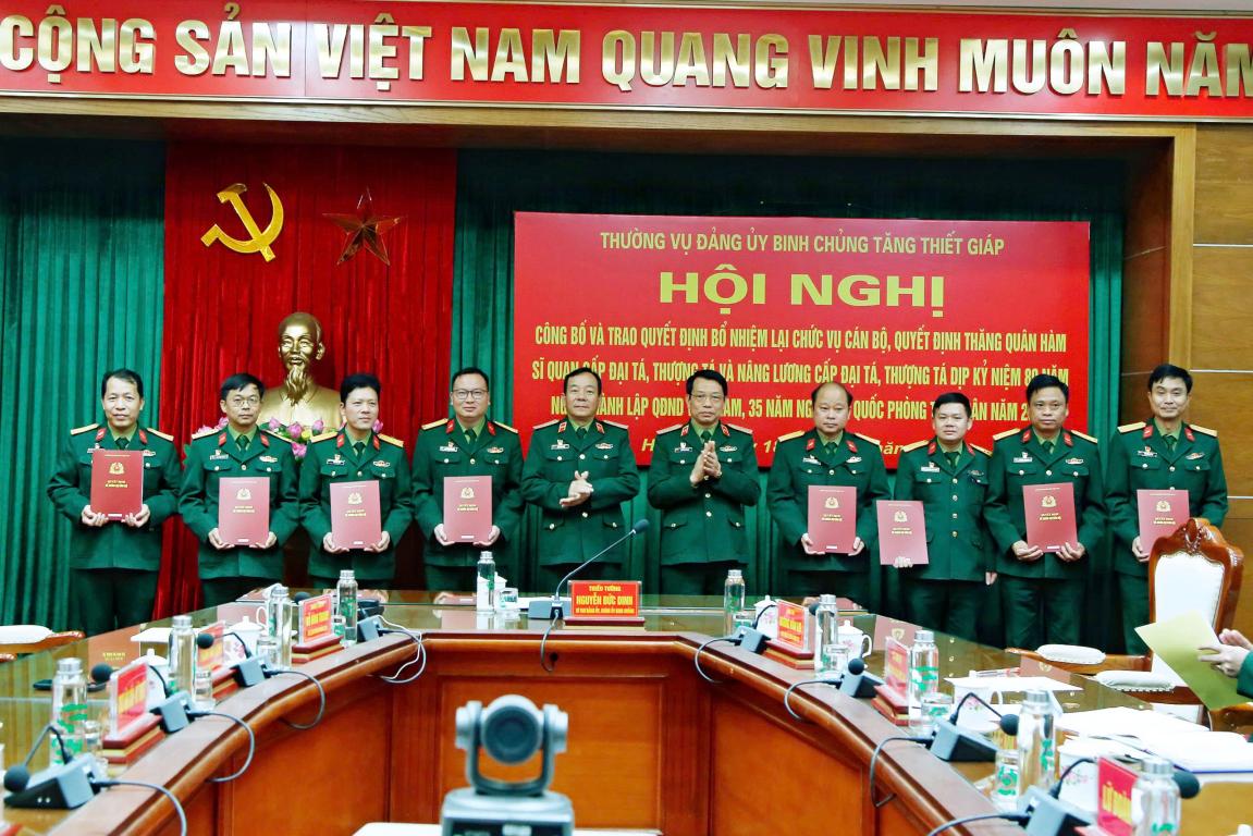 Công bố, trao Quyết định bổ nhiệm lại chức vụ, thăng quân hàm sĩ quan,  Cấp Đại tá, Thượng tá, nâng lương cấp Đại tá, Thượng tá Dịp kỷ niệm 80 năm Ngày thành lập QĐND Việt Nam 35 năm ngày hội Quốc phòng toàn dân