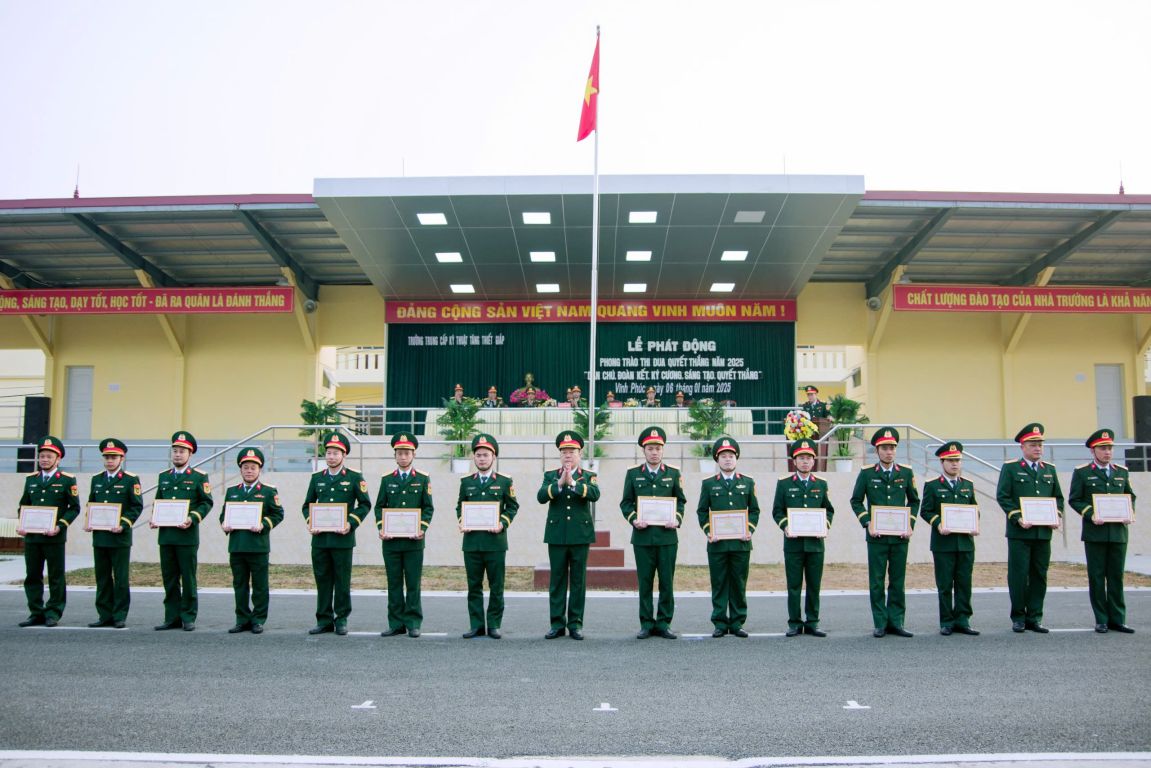 Trường Trung cấp Kỹ thuật Tăng thiết giáp tổ chức Lễ phát động phong trào thi đua Quyết thắng năm 2025