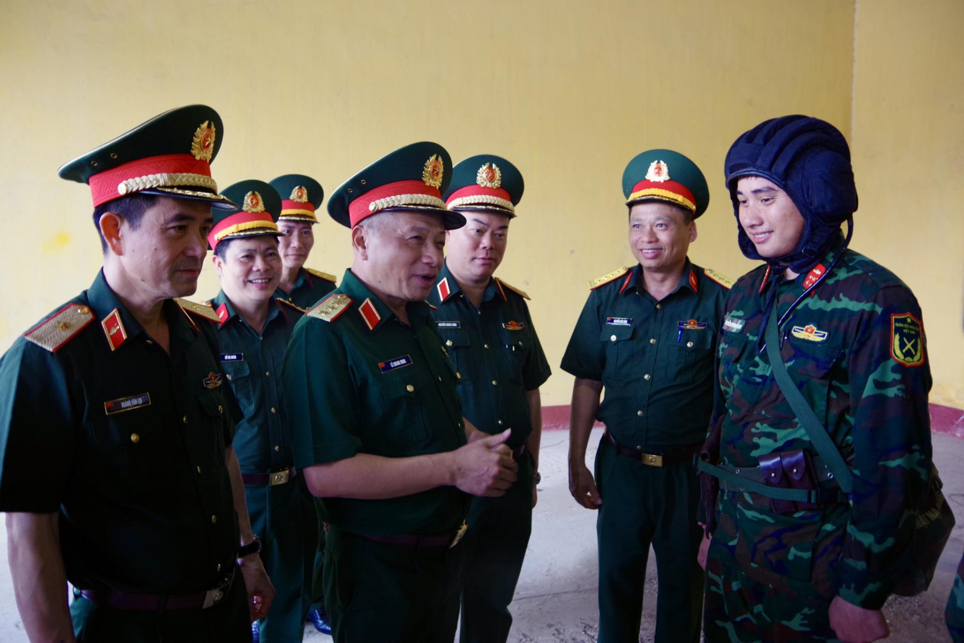 Tổng Cục Chính trị Quân đội nhân dân Việt Nam kiểm tra, nắm tình hình hoạt động công tác đảng, công tác chính trị và một số nội dung quân sự 6 tháng đầu năm 2026 tại Lữ đoàn TTG 202