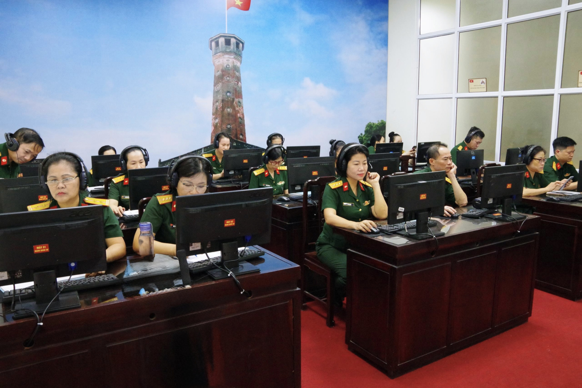 Đẩy mạnh Phong trào “Bình dân học vụ số”  trong Binh chủng Tăng thiết giáp 	