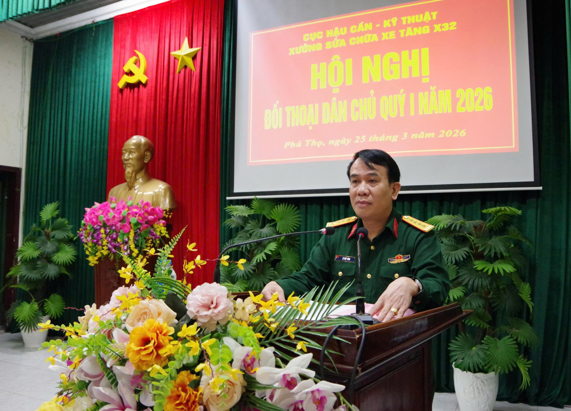 Cục Hậu cần – Kỹ thuật  đối thoại dân chủ tại Xưởng sửa chữa xe tăng X32