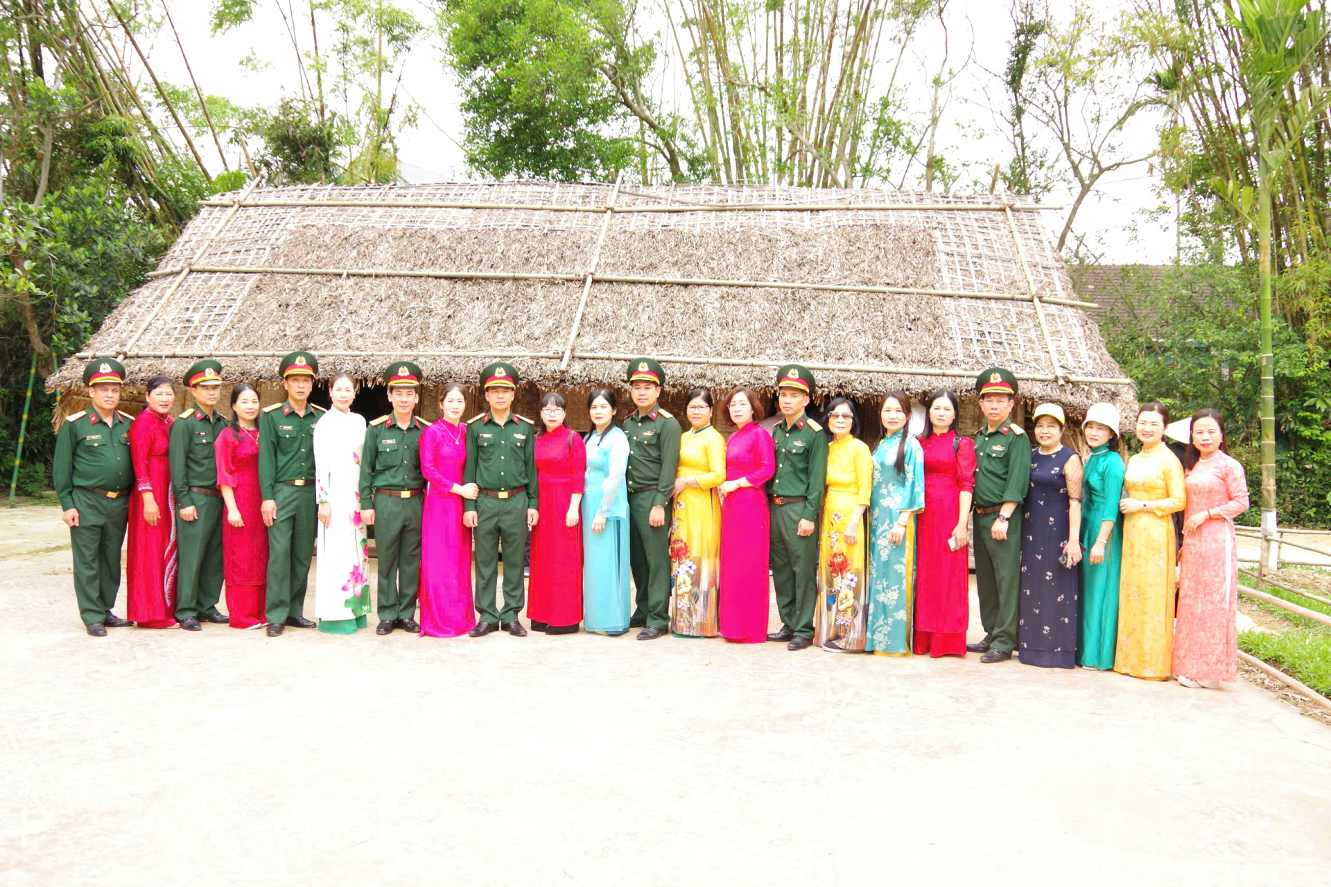   CÁN BỘ, HỘI VIÊN PHỤ NỮ KHO Y HÀNH QUÂN VỀ NGUỒN