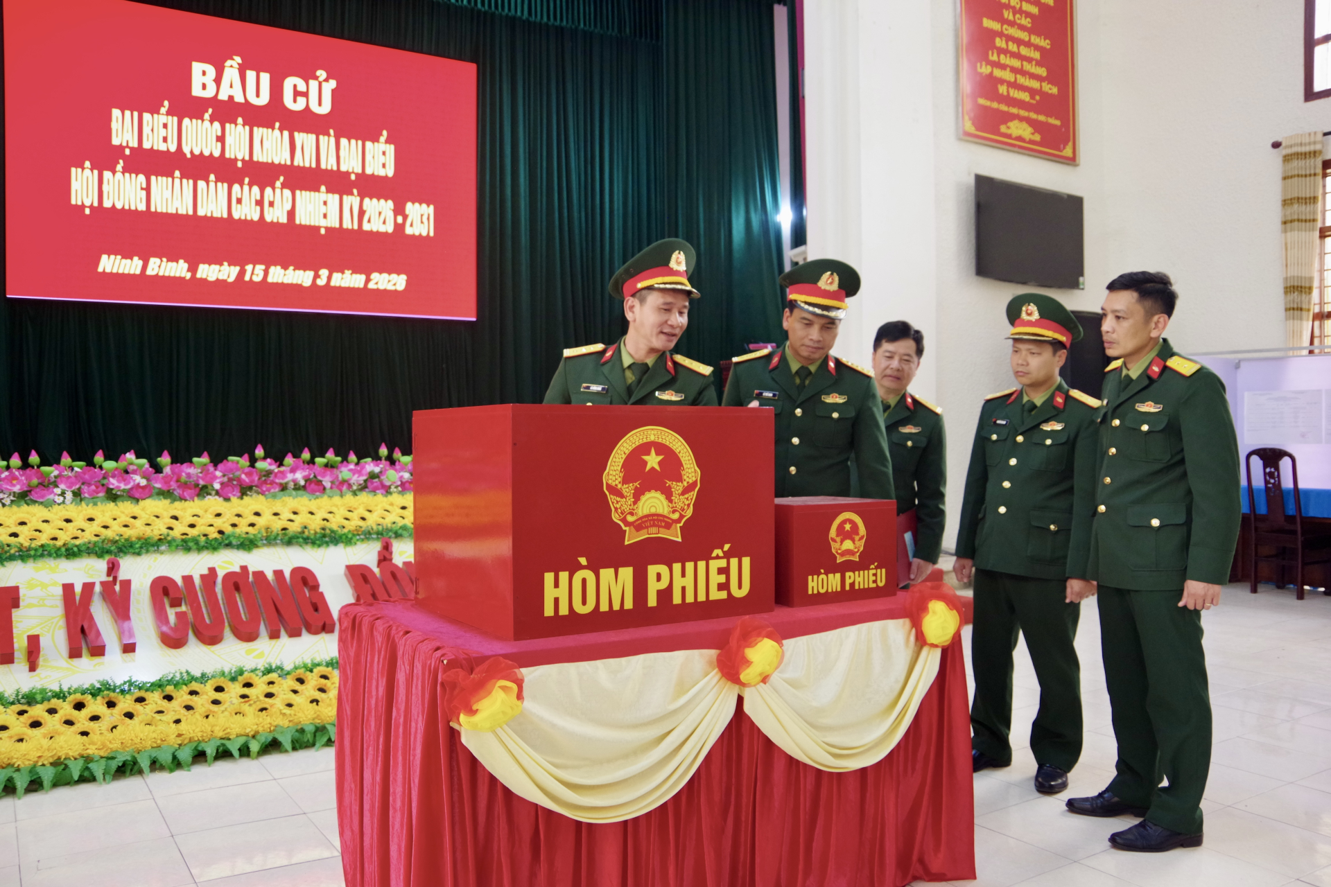 Lữ đoàn TTG 202 làm tốt công tác chuẩn bị và hướng dẫn cử tri nghiên cứu danh sách bầu cử tại điểm bầu cử số 3, khu vực bầu cử số 13