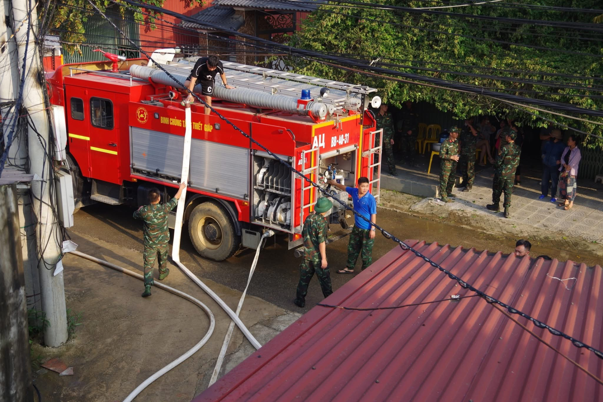 Lữ đoàn xe tăng 201 giúp dân dập tắt đám cháy, sơ tán tài sản