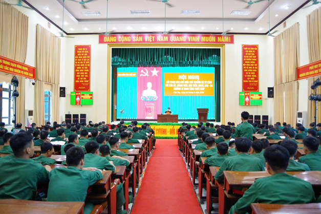 Thủ trưởng Bộ Tư lệnh Binh chủng Tăng thiết giáp đối thoại dân chủ với cán bộ, giảng viên, quân nhân chuyên nghiệp, hạ sĩ quan, chiến sĩ Trường Sĩ quan Tăng thiết giáp