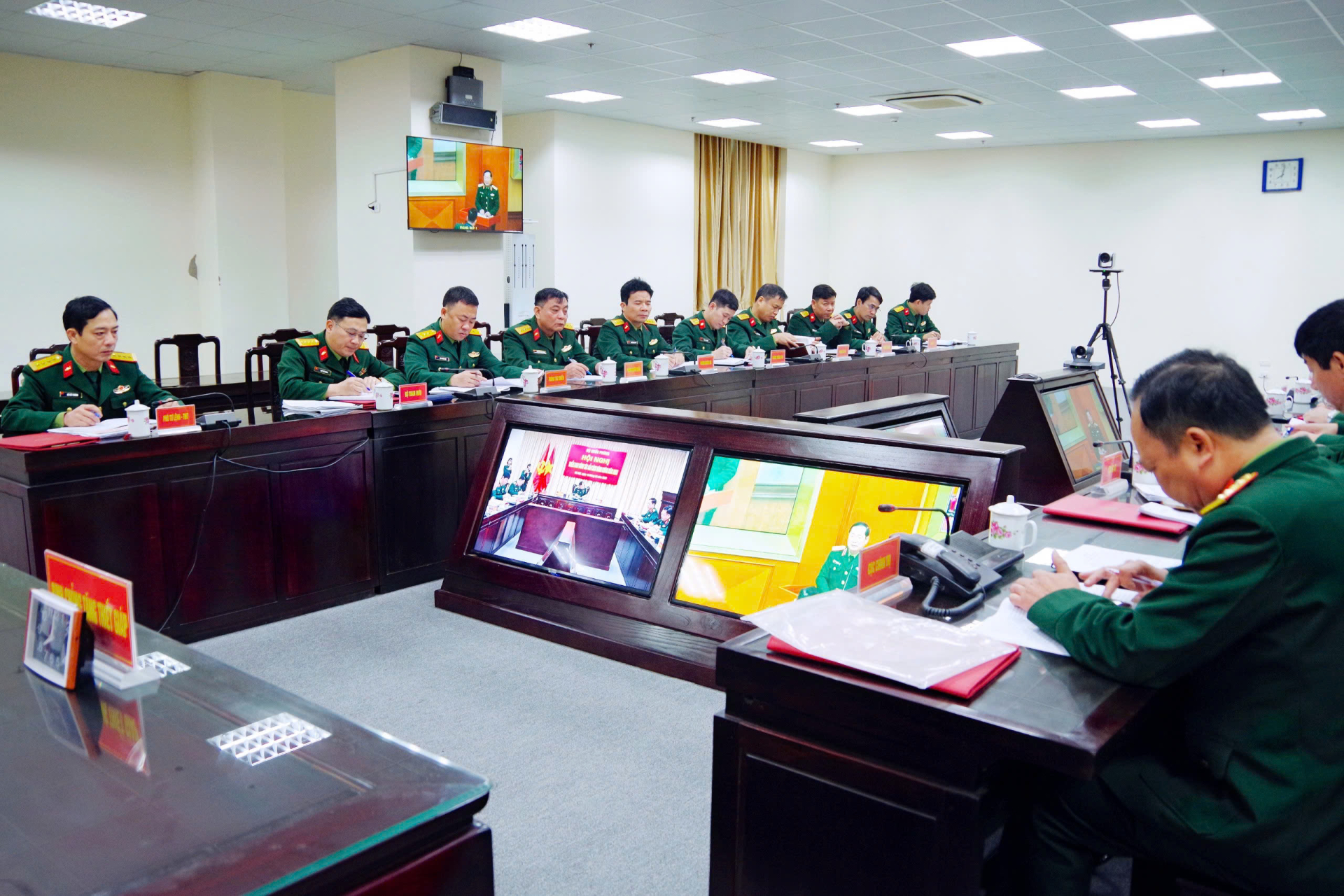 Tham dự Hội nghị trực tuyến triển khai công tác cải cách hành chính năm 2025