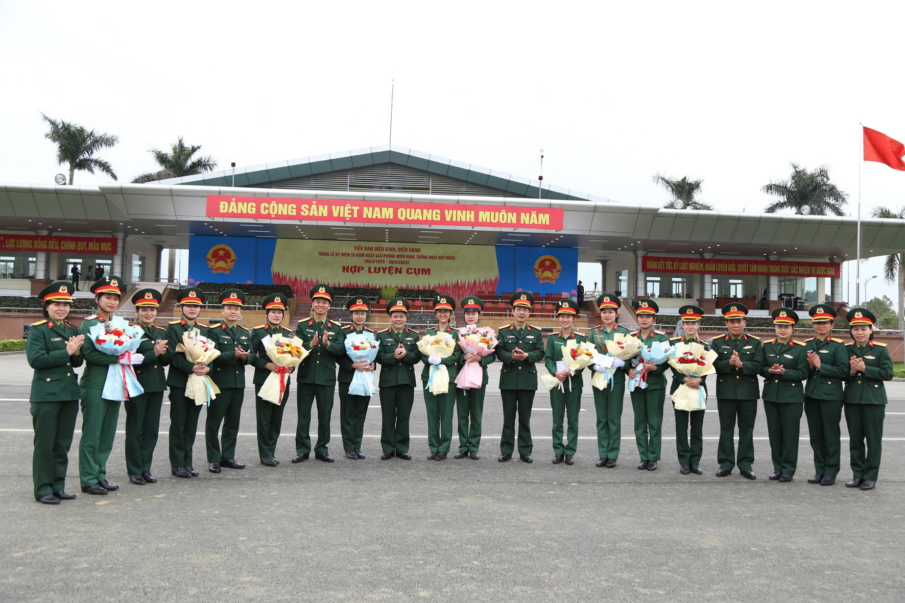 Thăm, động viên nữ quân nhân tham gia tập luyện diễu binh, diễu hành nhân kỷ niệm 115 năm Ngày Quốc tế Phụ nữ 