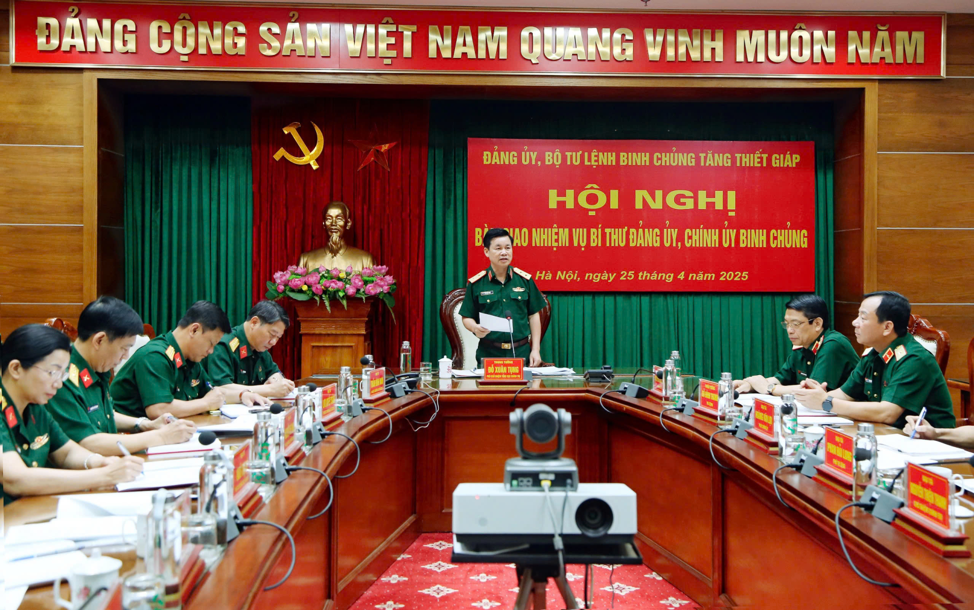 Bàn giao chức trách, nhiệm vụ Bí thư Đảng ủy, Chính ủy Binh chủng Tăng thiết giáp