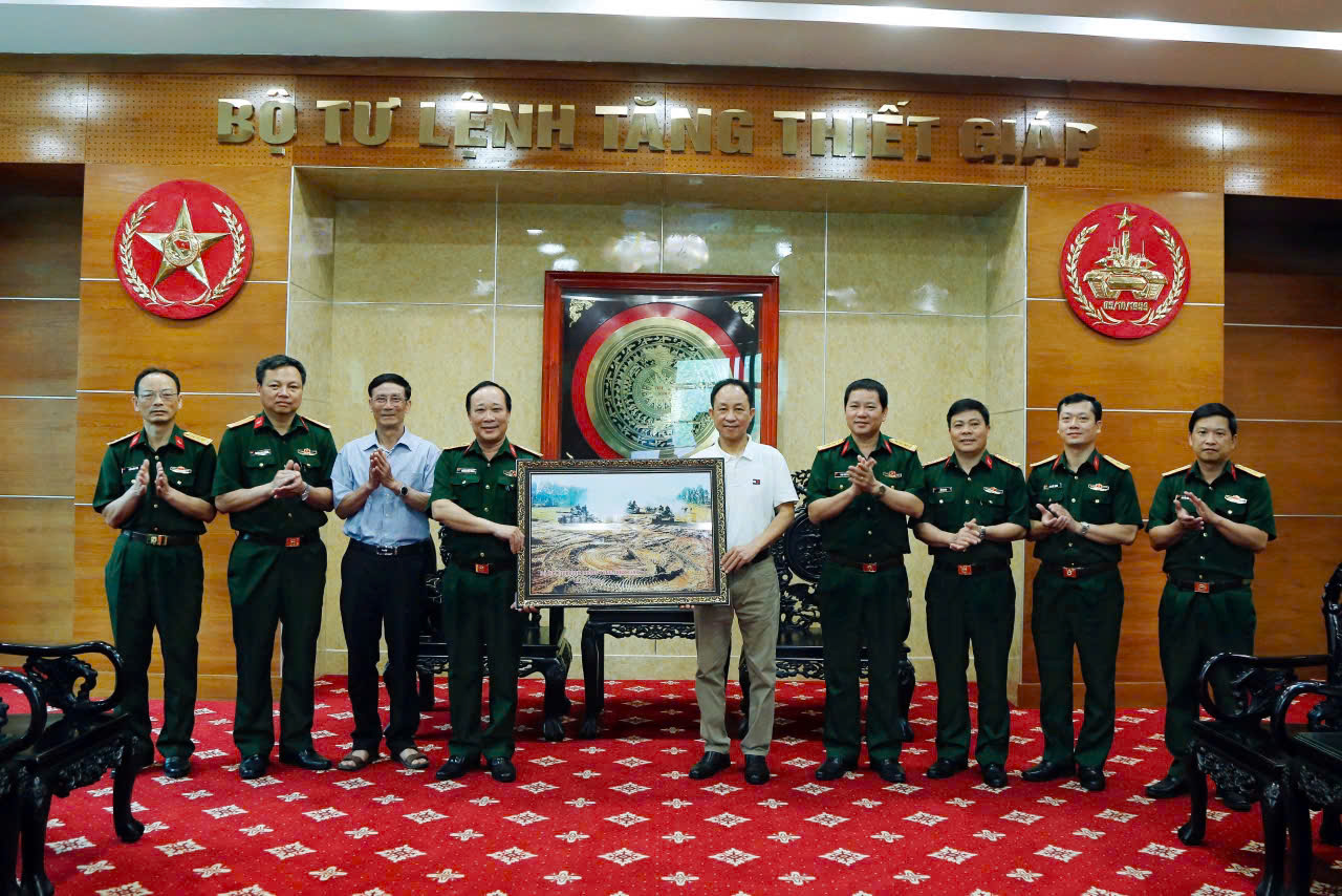 Nghĩa tình của những người chiến sĩ xe tăng