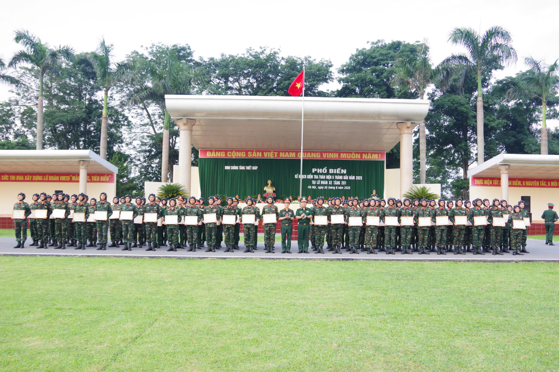 Binh chủng Tăng thiết giáp kiểm tra kết quả thực hiện nhiệm vụ 6 tháng đầu năm tại Lữ đoàn xe tăng 201