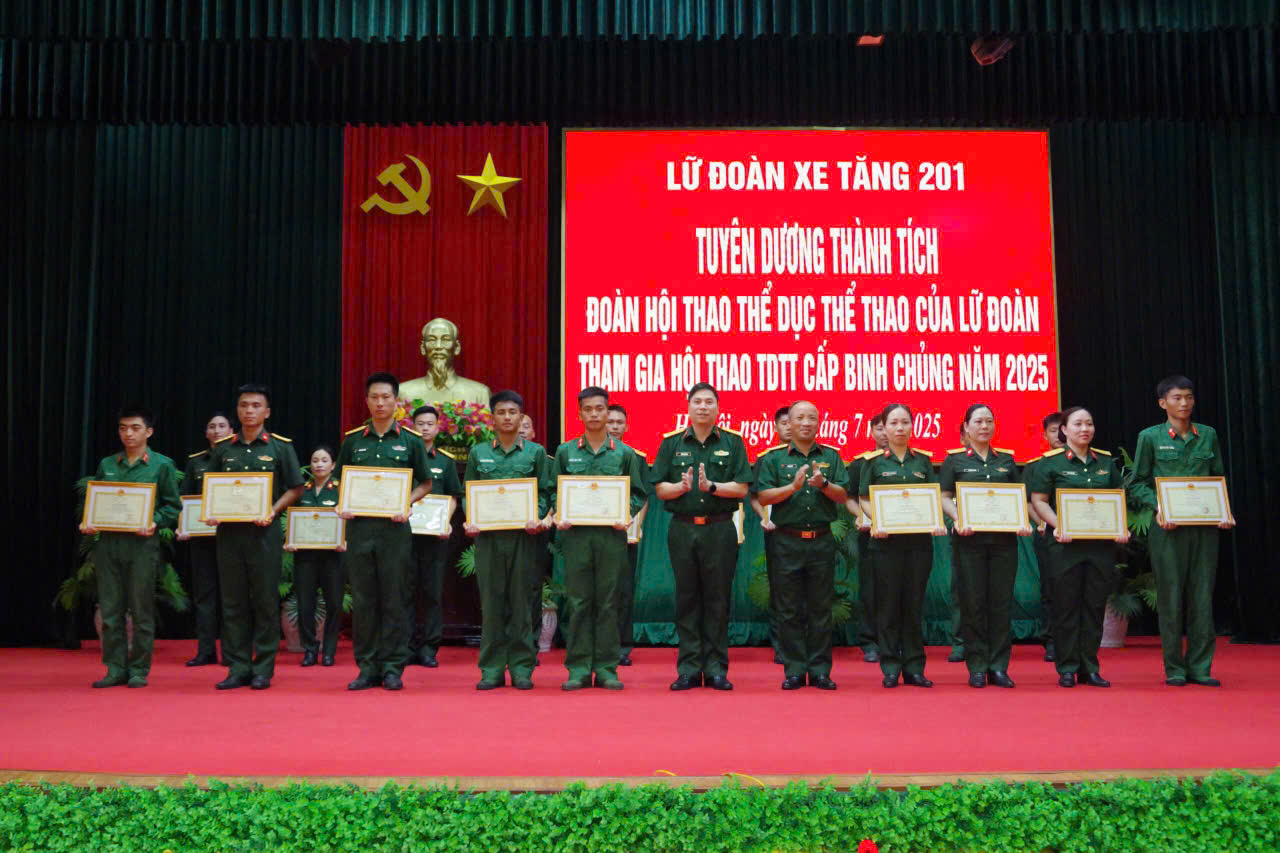 Lữ đoàn xe tăng 201 tổ chức Lễ tuyên dương thành tích xuất sắc trong Hội thao Thể dục thể thao cấp Binh chủng năm 2025