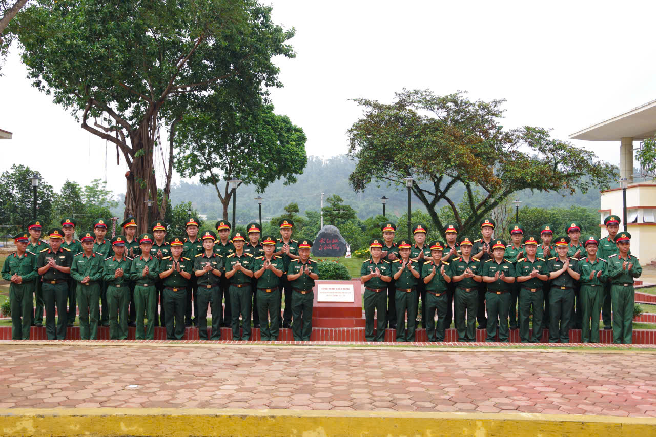 Lữ đoàn xe tăng 201 tổ chức gắn biển công trình chào mừng Đại hội đại biểu Đảng bộ Binh chủng lần thứ XII, nhiệm kỳ 2025-2030