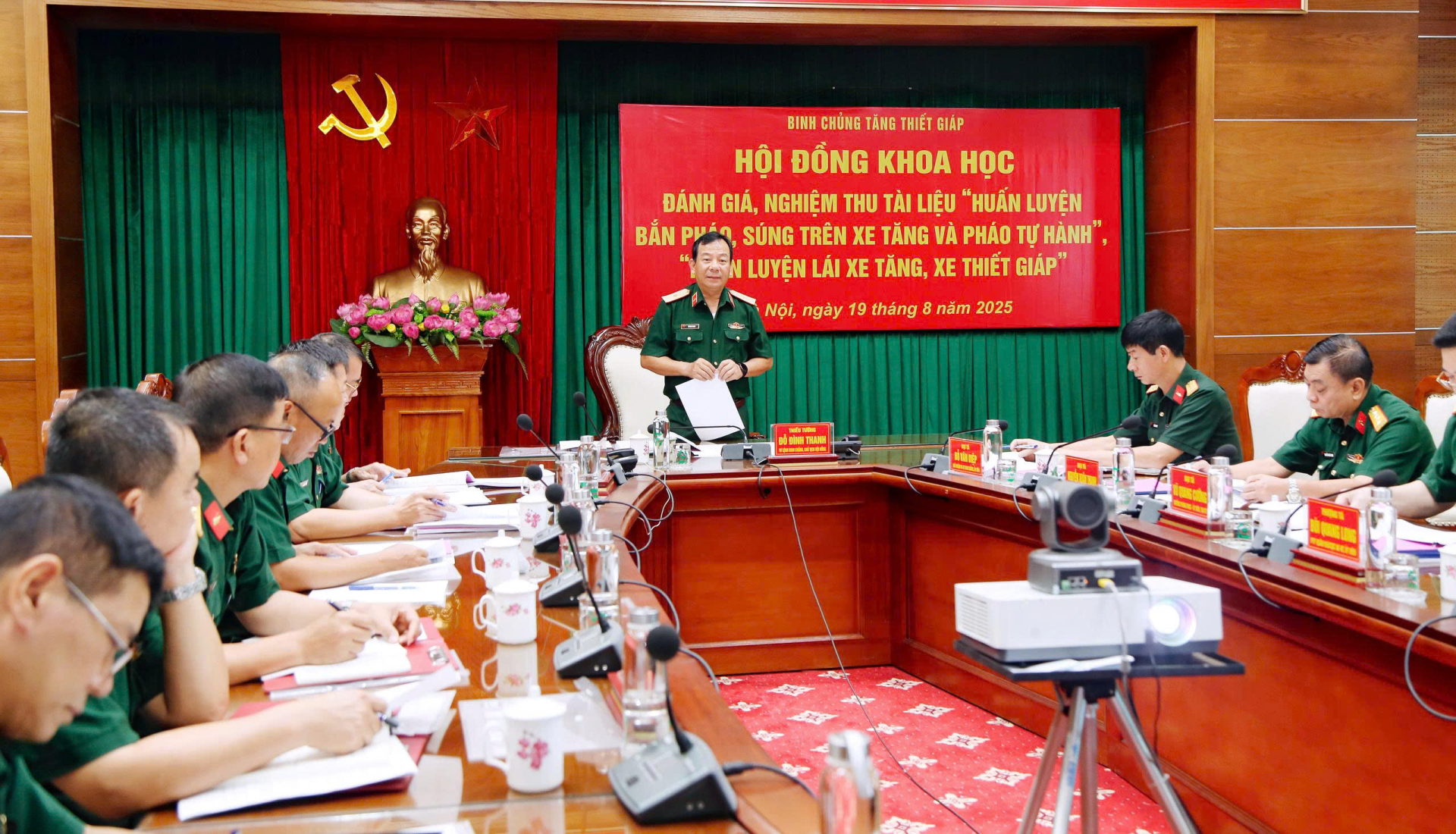 Họp Hội đồng khoa học đánh giá, nghiệm thu tài liệu “Huấn luyện bắn pháo, súng trên xe tăng và pháo tự hành” “Huấn luyện lái xe tăng, xe thiết giáp”