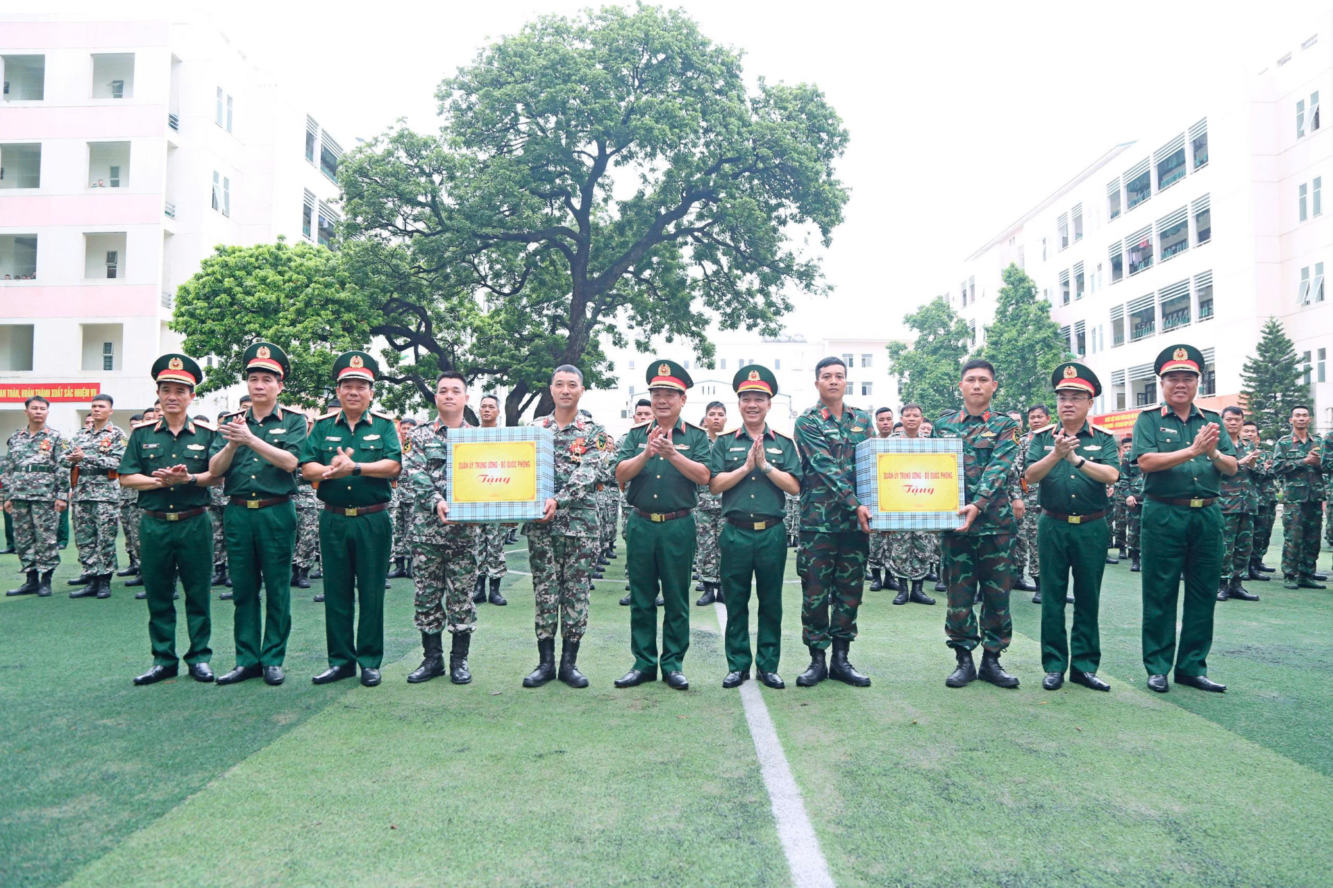 Thủ trưởng Bộ Quốc phòng, Thủ trưởng Binh chủng Tăng thiết giáp thăm, động viên, kiểm tra khối xe Tăng thiết giáp 