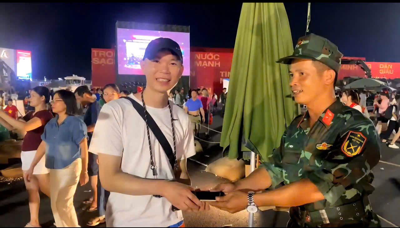 Hành động đẹp của người lính xe tăng 