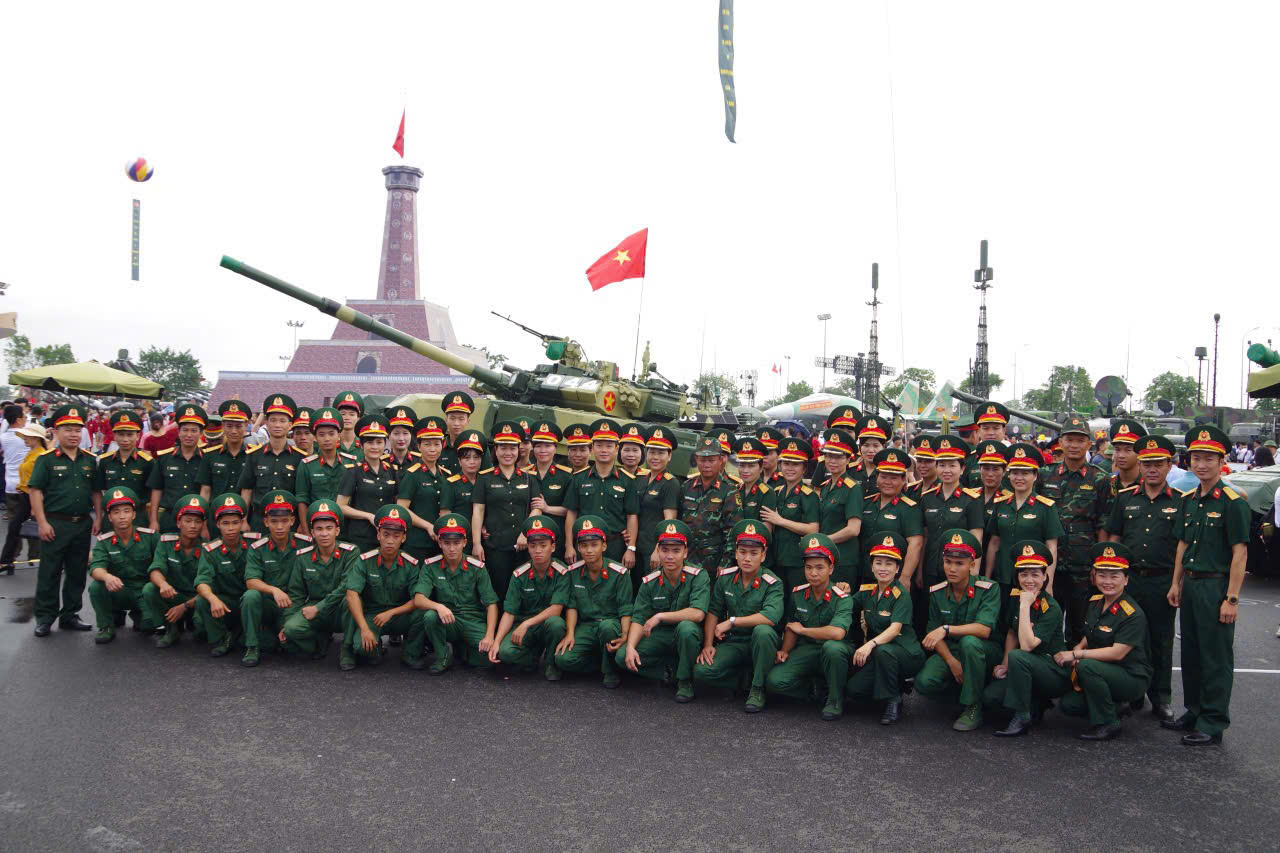 Lữ đoàn 201 tham quan Triển lãm 80 năm thành tựu đất nước 