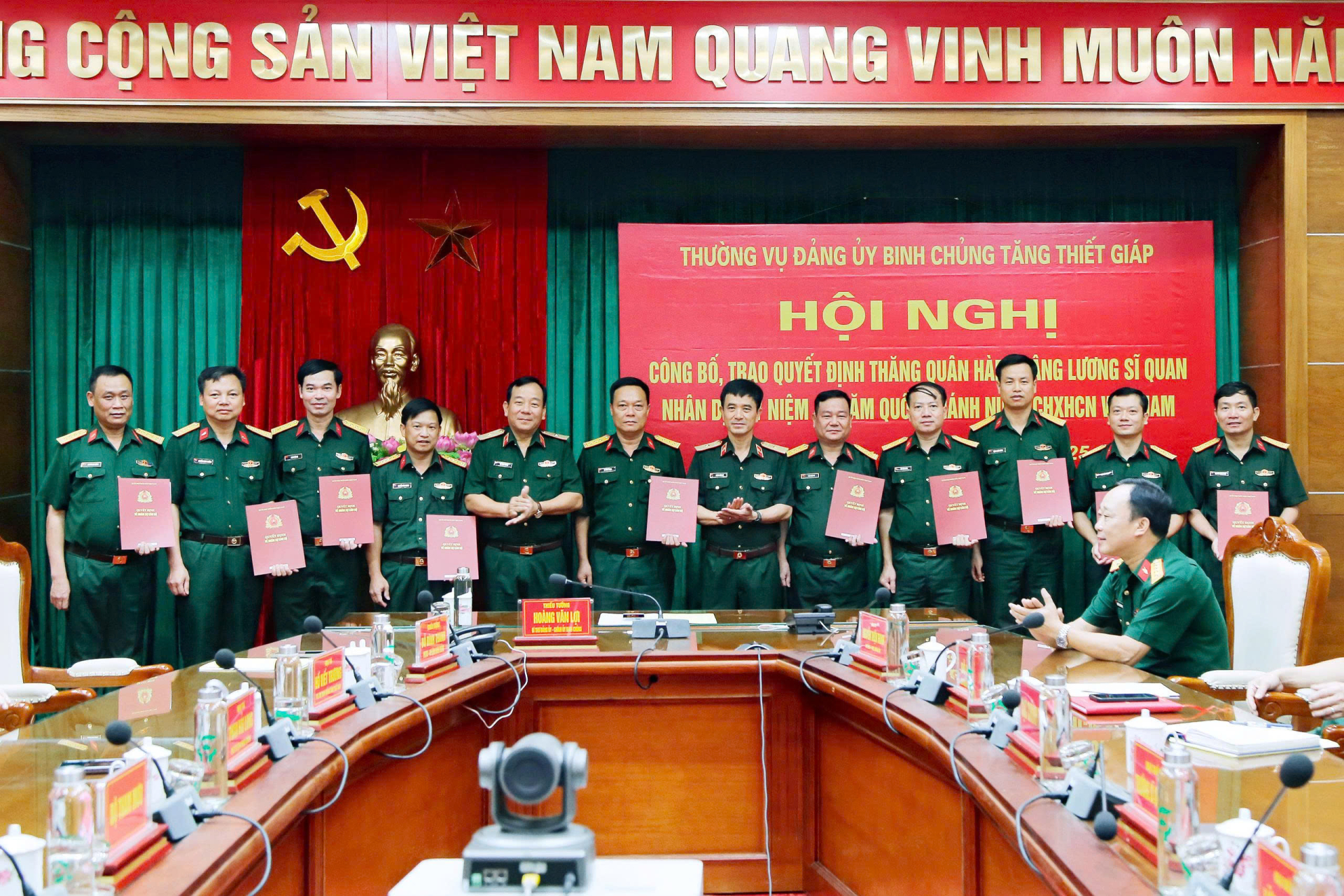 Công bố, trao Quyết định thăng quân hàm sĩ quan Cấp Đại tá, Thượng tá, nâng lương cấp Đại tá, Thượng tá Dịp kỷ niệm 80 năm Quốc khánh nước CHXHCN Việt Nam