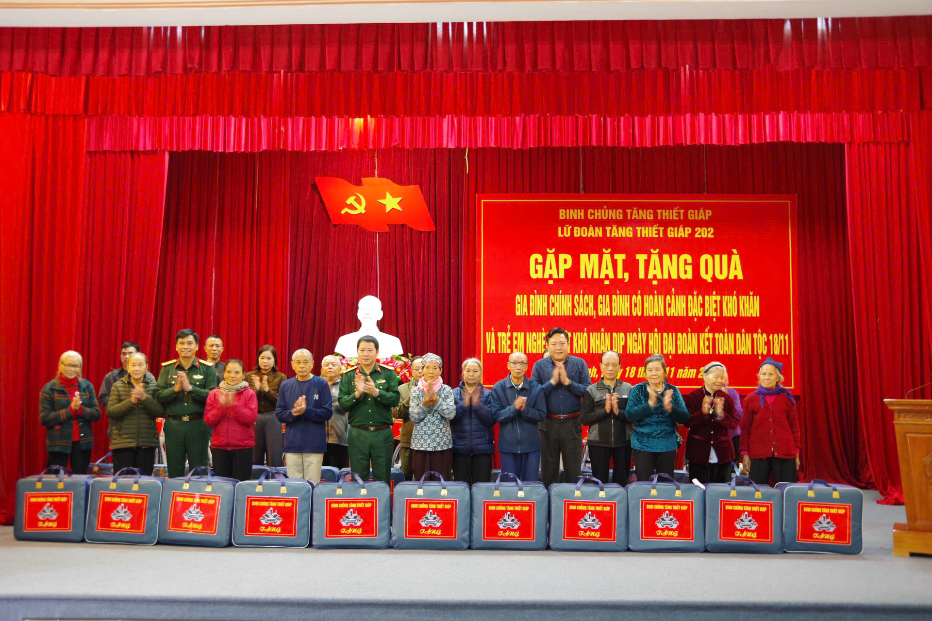 Lữ đoàn TTG 202 tổ chức làm công tác dân vận trong diễn tập chiến thuật vòng tổng hợp cấp Tiểu đoàn năm 2025