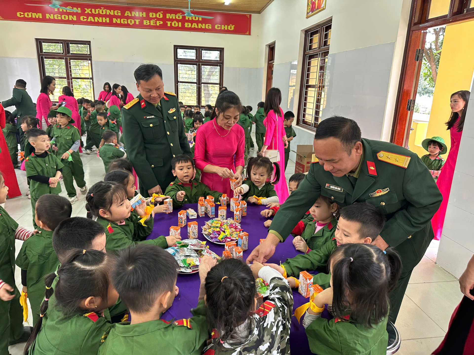 Xưởng sửa chữa Xe tăng X32 tổ chức đón các trường mầm non đến tham quan, trải nghiệm