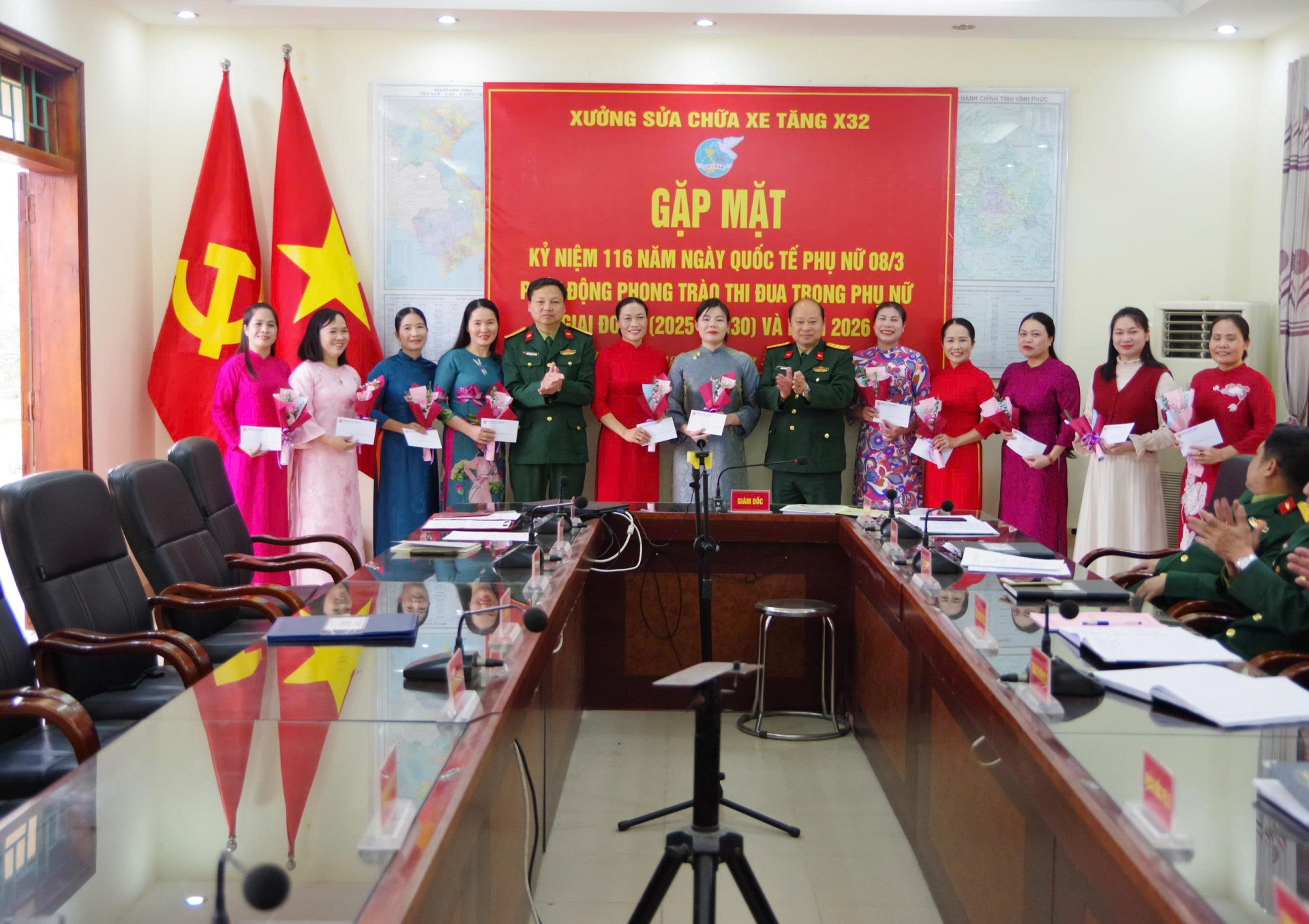 Xưởng Sửa chữa xe tăng X32  tổ chức gặp mặt Phụ nữ nhân ngày 8/3