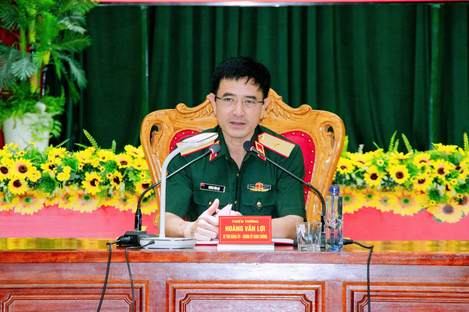 Thủ trưởng Bộ Tư lệnh Binh chủng Tăng thiết giáp đối thoại dân chủ với cán bộ Trường Trung cấp Kỹ thuật Tăng thiết giáp