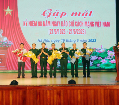 binh-chung-tang-thiet-giap-gap-mat-cac-co-quan-bao-chi-nhan-ky-niem-98-nam-ngay-bao-chi-cach-mang-viet-nam