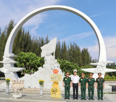 doan-cong-tac-binh-chung-tang-thiet-giap-tri-an-cac-anh-hung-liet-si-gac-ma