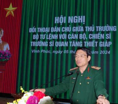 doi-thoai-dan-chu-giua-thu-truong-bo-tu-lenh-binh-chung-voi-can-bo-chien-si-truong-si-quan-tang-thiet-giap